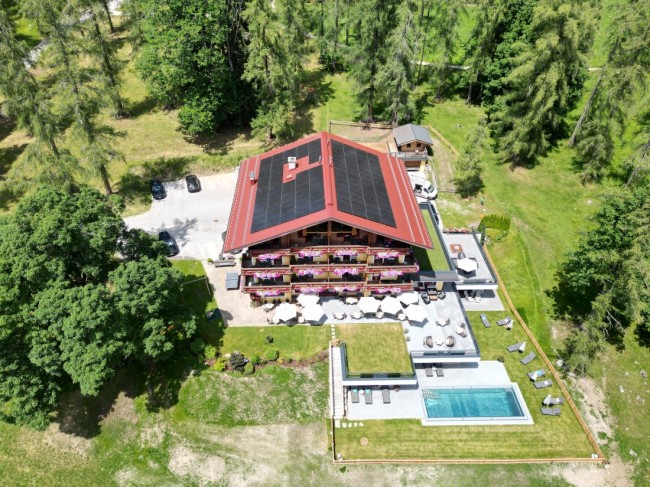 Große PV Anlage auf Hoteldach - Hotel Rösslhof Ramsau