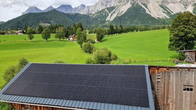 Grünflächen und Dachflächen für Stromerzeugung und Stromspeicherung nützen